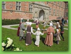 Dans foran Voerg&aring;rdslot 2011  &raquo; Click to zoom ->