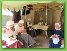 Spisning i teltet - Voerg&aring;rd 2011  &raquo; Click to zoom ->