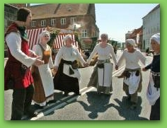 Dans p&aring; f&oslash;devaremarkedet - Nyborg 2013  &raquo; Click to zoom ->