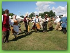 K&aelig;dedans med spillemandsgruppen P&oslash;bel - Nysted  2013  &raquo; Click to zoom ->