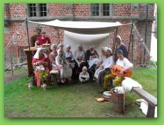 Alle samlet p&aring; Voerg&aring;rd middelaldermarked 2010  &raquo; Click to zoom ->